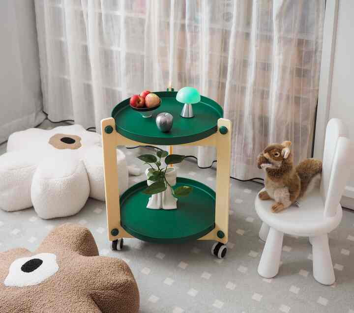 #집에서제일바빠 July ep3. 

It's the little one's vacation... 
All day long, dolbapdolbapㅎㅎㅎㅎㅎ
I'll handle the 'play with me' complaints from time to time

I'm spending my days half-naked...🤣

A drop of green in the child's space -

When I organized the low table in the playroom,

he kept lying down on the floor and playing,

so I brought in a cute trolley.  😉

#Corn Soup Record #컬러인테리어 #컬러포인트 #그린인테리어 #그린 #트롤리 #트롤리카트 #트롤리테이블 #미드센추리 #렉슨미나 #아이방인테리어 #아이방꾸미기 #놀이방 #놀이방인테리어 #맞팔