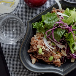 #오홈스토랑 #콘수프기록 🥗
맵고 짠 음식을 너무 많이 먹은것같아서 오랜만에 샐러드를 주문해서 먹었어요 :D
다이어트를 하는것은 아니라서 포만감을 느낄 수 있도록 우삼겹이 들어가있는 메뉴로 주문 완료! ㅎㅎ
냉장고에서 갓 꺼낸 시원한 물 한컵과 싱그러움 담은 간결한 한 상 🤍