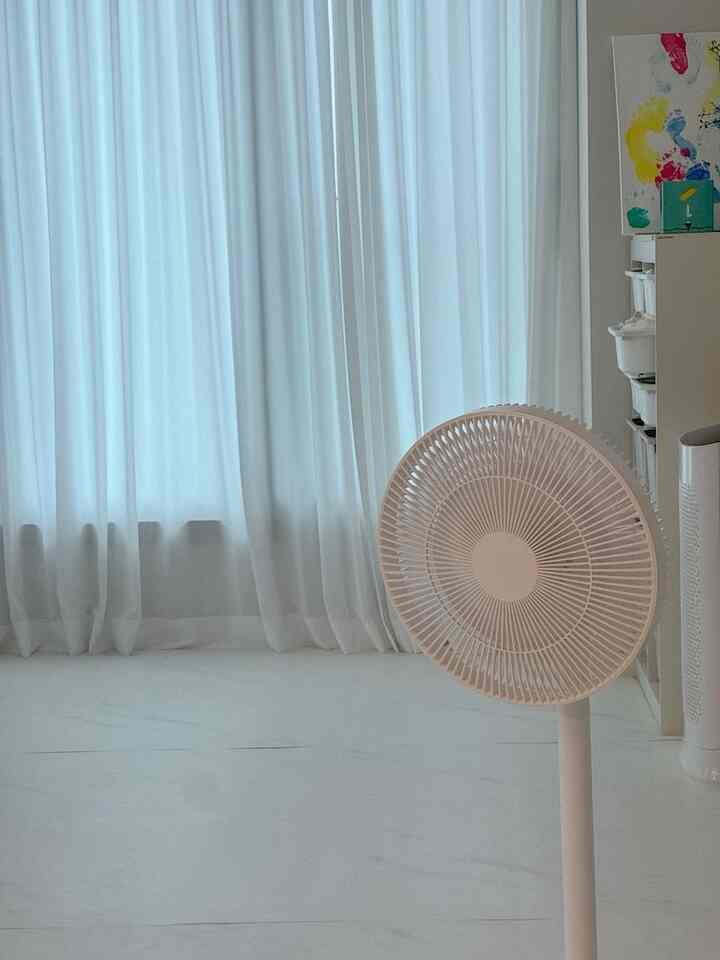 #きれいなテム最高屋6 #コンスープ記録以前からバルミューダ扇風機を見ながら'と、きれい！欲しい！しましたが、値段にイライラしました。 😅 そんな出会ったシャオミ扇風機なのに、今考えてみると本当に「本当によく買った」と思います！

ワイヤレスだからこだわらずスッキリ書けて、白くてスッキリとしたデザインがとてもきれいです。しかも値段もいいけど洗濯までやさしいからこれだけの孝子がないですね
＃メイド＃サンパル＃メイド＃ジャンサンテム＃ジャンシャムテム＃おすすめテム＃感性テム＃収納テム＃人生テム＃子育て日常＃感性子育て＃赤ちゃんの家＃赤ちゃんの住宅＃無線扇風機おすすめ＃バルミューダ＃バルミューダ扇風機