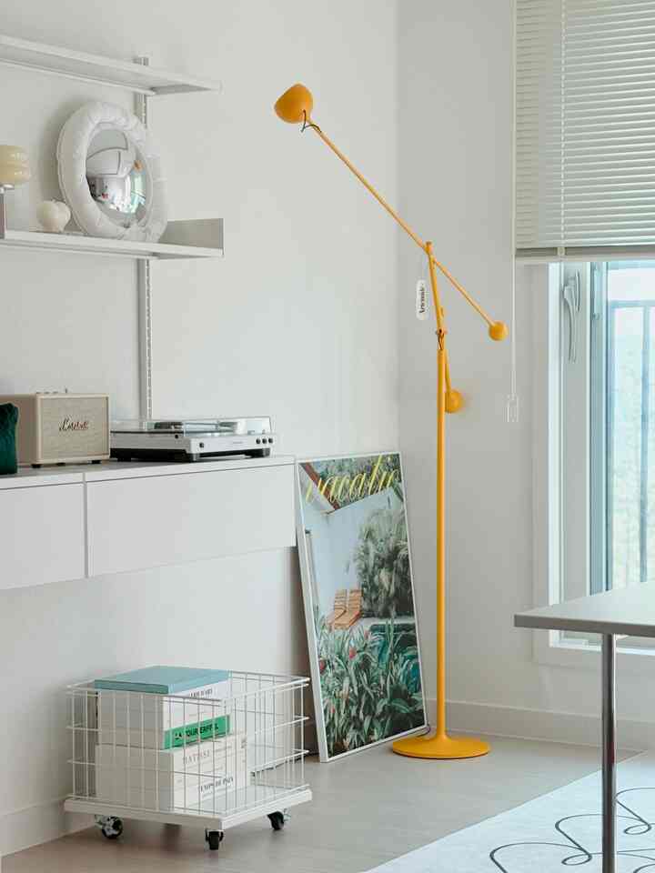 ＃今日の私たちの家＃コンスープ記録 
牛パンが飼料土をする風に
アームチェアを片付けて拭く間
突然家の雰囲気が変わりました。

許すと思いました。
むしろ、よりきれいで涼しい感じ
時にはこんなに余白ができた空間も
本当に大丈夫だと思います。
空に見えるものがありますか🌿💛

＃リビングルーム＃リビングルームインテリア＃ポスター＃ポスターインテリア＃照明＃照明インテリア＃ミニマル＃ミニマルライフ＃ミニマルインテリア＃ホワイトインテリア＃ポイントカラー＃ポイントカラーインテリア＃家の装飾＃家の装飾＃家のスタイル＃家具配置＃ホーム#シンヒタインテリア #新婚希望タウン #新婚希望タウンインテリア #daily #home #minimal 