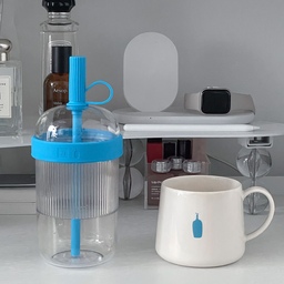놀라와 함께하는 여름의 레트로 무드 𐙚⋆˚
Nespresso × Blue Bottle 리미티드 에디션.
텀블러 하나로 책상 위가 한 톤 더 맑아졌어요🩵
⠀
기존에 쓰던 블루보틀 머그컵이랑 나란히 두니
이 조합 너무 예쁜 거 아닌가요…♡゛
버츄오 머신 품절 소식에 살짝 아쉬웠지만,
이렇게라도 함께하는 중입니다.
.
.
.
#블루보틀 #네스프레소 #리미티드에디션 #여름무드
#데스크테리어 #텀블러 #미디엄라이프