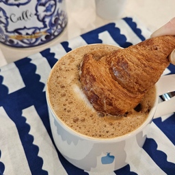 #오홈스토랑 ①
라떼에 크로아상. 이거 진짜 꿀맛이잖아요. 토요일 아침이니까 우아하게시리 파리지앵처럼 먹어봄요.
#협찬 게시글 의무는 없지만,
비알래띠&돌체앤가바나 원두 미쳤어요. 먹는 순간 초콜렛 먹는 줄 알았잖아요. 초콜렛 그득한 맛, 작정하고 만든 거 같아요. 선입선출로 원두를 소비해야하는데 아껴놓고 싶은...
#콘수프기록 #비알레띠 #모카포트 #돌체앤가바나원두 #모닝커피 #오늘의가든 #카페라떼 #맞팔해요 
