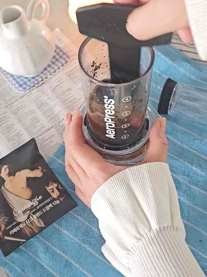 #내돈내산 ①
新しい武器を持ってきました。今日初めて使ってみました。屋外でも美味しいコーヒーを飲むことができるエアロプレスです。浮かんで、ああ皆可能です。
一次試みは失敗。ドリップバッグに入っていた豆を入れたところ、水が下に落ちてしまったのでしょうか？  豆を細かく挽いて平らにしてあげなければ浸出時間が長くなって抽出になりました。再び豆を挽いて二次試み！  空気圧力で押してくれるので、深く濃く抽出され、トライタン素材で作られて破損の危険がありません。
遊びに行くときに持って行こうと購入しましたが、暑くてどこにも行けない悲しい現実です。今日は風が少し柔らかくなっているようですが、ヨガを持って行く日を待っています^^ #클리어 #커피타임 #아메리카노 #에스프레소 #라떼 #콜드브루 #여름음료 #아웃도어커피 #맞팔해요