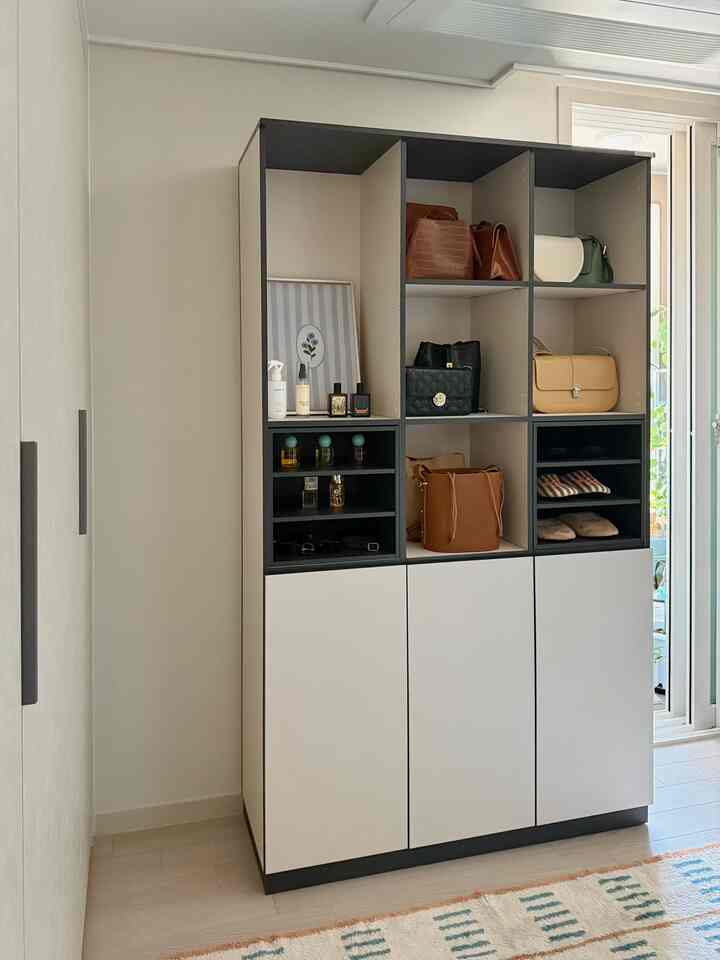 ベージュとホワイトのトーンの玄関スペース、壁に配置された収納キャビネットがあるすっきりしたミニマルなインテリア