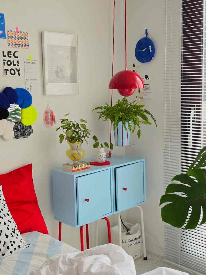 #우리집추구미

There's no red the same, no sky blue the same. 😎
I used to not even look at red, but these days, it's so fresh and beautiful.

"I'm falling in love with red these days! Paha!"
"I'm falling in love with red!"
"I guess there are colors that change with age," said Choi Bul-am in an advertisement a long time ago. ㅋㅋㅋ

#MyHomePhotoZone #오늘의우리집 #예쁜템최고야 #셀프페인팅 #가구리폼 #공간박스 #이케아핵 #스툴 #수납스툴 #플랜테리어 #조명인테리어 #앤트레디션플라워팟 #팬던트조명 #컬러인테리어 #침실인테리어 #침실스타일링 #홈스타일링 #홈데코 #콘수프기록 #스페셜크리에이터