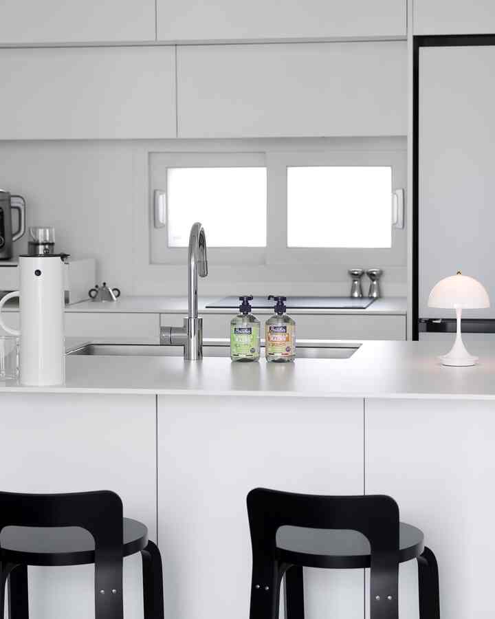 ＃サリムサル＃コンスープ記録＃スペシャルクリエイター

提供| 100年の歴史を誇る🇫🇷フランス伝統洗浄剤ブランド「ブリオシン」

浴室洗浄剤だけを使って食器用キッチン洗剤は今回初めて使ってみるのですが、やはりブリオシンですね 🫶🏻
新しく発売されたオレンジブラッサム香、ライム香食器用キッチン洗剤、両方とも香りが良くて、洗浄力も優れています👏🏻

特にライム香食器用キッチン洗剤の場合は、クムクムハン食べ物のにおいまで芽を出してくれるので満足度が二倍💚🍋‍🟩💛

トリッキーなフランスオーガニック認証機関エコサート認証洗剤だから成分も信じていきます
水に99％自然生分解される洗剤で当然素手洗いも可能！
環境にやさしいパッケージは基本でしょう〜😉

個人的に一番好きな部分はこの細長い注入口なのに、口がずっと出ているから洗剤の周りに水ゴイル仕事がないので管理が簡単で楽です。 ✨こんなディテールのおかげで100年間愛されてきたんじゃないですㅎㅎ

＃ブリオシン＃キッチン洗剤＃ブリオシンセーゼ＃キッチンインテリア＃20ピエロキッチン＃モダンキッチン＃20ピエロインテリア＃キッチンスタイリング＃キッチン装飾＃モダンキッチン＃modernkitchen＃kitchendesign＃キッチン＃キッチン＃キッチンインテリア＃モダンインテリア  

