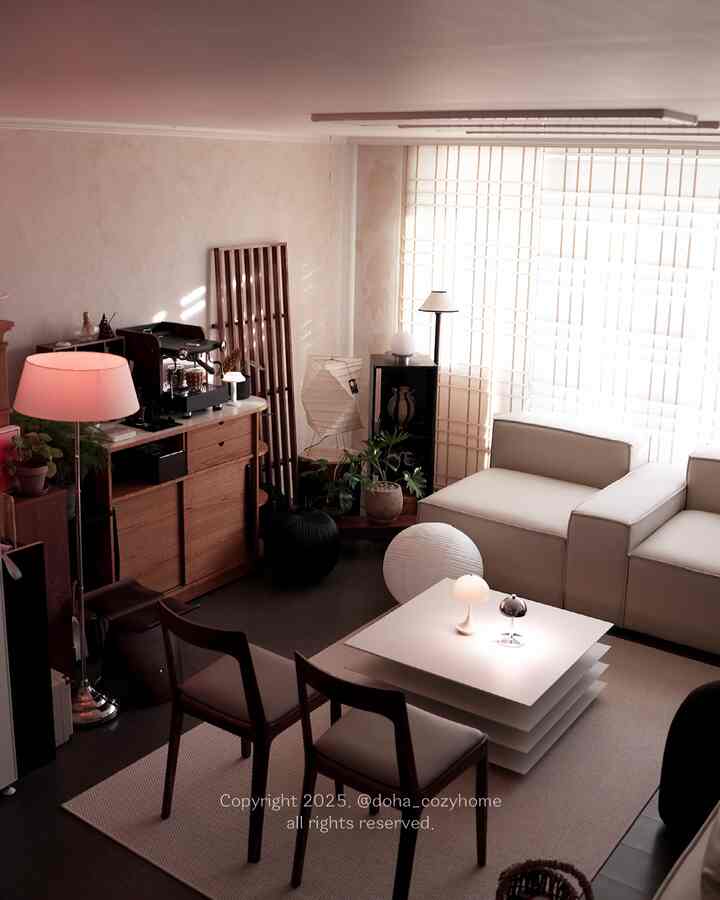 ＃今日の私たちの家Golden hour frames。 📷🌅🧡 太陽が長くなったおかげで、撮影できる時間も長くなりましたが、彼女の邪魔も増えました。 😅

こんなにこっそり渡る年受けて深い影感を出すにはもう7時はしなければなりませんでした。 🌇どんどん遊んでほしいという彼女の叫びにちょっとだけという言葉だけ数十回叫んで、ホダダック撮った写真たち。 📸

後で見ると230枚を撮ったんですよ…。 😵結局放電されてクールマット頬に涼しい我が家のソファにさらされてそのまま眠りたかったが…

現実はそうではなかったという裏話.. 🌙
。
。
🏷️
• クロムランプ @lumirlight ポータブルランプ クロムr
•ベージュランプ@louispoulsen_shopパンテラ160
•モジュールソファ@cozyadd_officialシルキーレザー6人ソファ
•ソファテーブル@flat_pointページソファテーブル
• ウッドカフェ場 @otwo_furniture アイルランド長
•コーヒーマシン@elrocioespressomachine
•コーヒー機器（ボトムレス）@pesado58.5_japan @pesado58.5
•アイボリーラグ@icilamaisonスロックラグ
•ブラインド@thegu.official韓屋シェード4 3Dブラインド
•紙照明イサムノグチアカリ26N
• ウッドコラボレーション @dlusso_story トラバーチンサイドテーブル
。
。
。
。
＃コージアド＃ラグ＃イシラメゾンラグ＃韓屋シェード＃アカリ26n