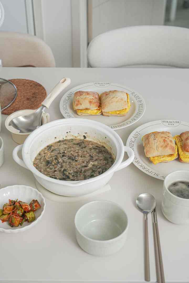 #집에서제일바빠
幸せ満載の朝食時間、
私のお父さんは私の近所の近くに会議があり、一緒に仕事を終えました。
夕方に来て、シーフードとキムチの蒸しとこれを食べました。
本当の久しぶりに私の家で一日を過ごし、翌日 
一緒に朝に出勤しました。

私たちの夫婦は朝をよく食べませんでした、
お母さんお父さんが家に帰る途中で食堂を聞いて食べるように朝はしないように言ったが
それでもどうすればいいのですか>ㅇ< 
私の好きな料理です。

友達がしばらく前に送ってくれたゴンドレハーブが思い出されました。
ゴンドレナ水牛肉を作る
別の友達が送ってくれた食事パンで卵サンドイッチを作りました。

韓国のパパのお父さんのためにお粥を作りました。
意外とお母さんが死んでお父さんはパンを選びました。
卵トーストでアメリカーノを楽しんでいる母親のお父さんにもう一度驚かせてください。
やっぱり、、私はパパに似ていてパンスンだった=.=  #아침식단 #곤드레나물죽 #곤드레죽 #아침메뉴 #샌드위치 #토스트 #계란토스트 #법랑냄비 #온더테이블 #플레이팅   #아침차리기 