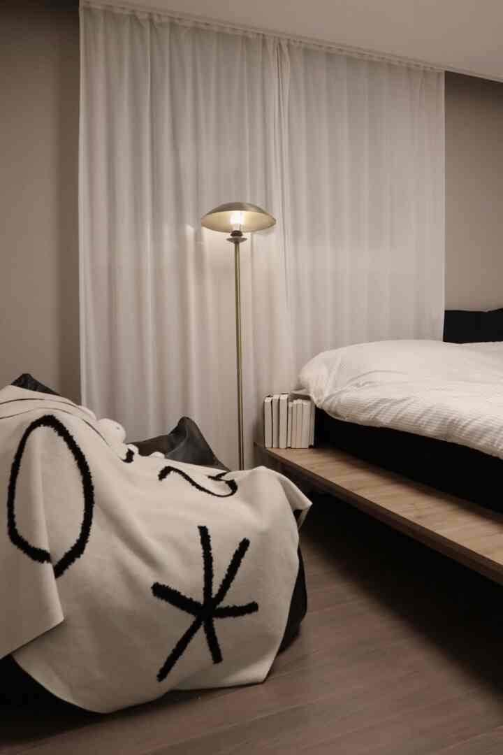 ベッドの向きを変え、夜が居心地の良い寝室🌙

前回フィードで方向を変えるか悩んでいる、 
結局はベッドを窓の方に回してみました:)

ベッドフレームまでは軽く（？）運んだが
マットレスは…思ったよりはるかに重かったです😅

それでも方向だけを変えたのに、夜は穏やかな光、
朝は自然光をもっと身近に感じることができて満足ですよ！

特に小さな空間では、家具の向きだけを変えても
視野が広がり、苦しみが減る効果があります✨

ここにベッドベッドを窓に近づけておけば、
換気も楽で季節によって採光・風を調節するのがいいですよ。

次はビポ＆アフター写真も見てみましょう🖤

＃コンスープの記録 