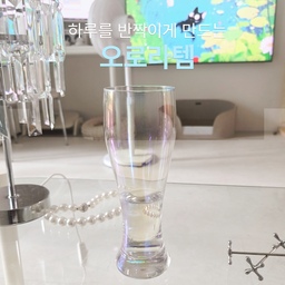 #예쁜템최고야  2편 #콘수프기록 
반짝이는 건 그냥 보기만 해도 기분이 좋아져요.
오늘은 집안에서 오로라 빛을 즐길 수 있는 아이템들을 소개해볼게요.
#크리스탈조명 #유리컵 #진주목걸이 #유리테이블 #TV #선풍기 #고양이방석 #캣타워 #티타임컵 #장식소품 #고양이하우스 #의자 #책상 #모니터 #캣스크래쳐 #캣워커 #유리용기 #메탈트레이 #리모컨 #소파 #조명추천 #TV추천 #QLED #QLEDTV #스크래쳐 #수저받침 #캣타워 #캣폴 
