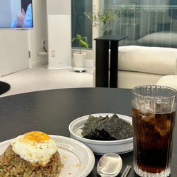 #내돈내산 #콘수프기록 8-5
피코크 게딱지맛 볶음밥에 계란후라이 올려 김 싸먹기🍚
고소하고 너무 맛있잖아...?!🫶🏻
#냉동볶음밥 #피코크 #게딱지맛볶음밥 #혼밥 #블랙테이블 #타원형식탁 #4인식탁 #1400식탁 #헤즈로아크테이블 #오덴세 #오덴세누프레임 #플리츠수저세트 #리샘 #사이드테이블 #소파테이블 #보조테이블 #한샘 #눕데일리 #패브릭소파 
