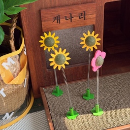 윗집 인테리어공사하느라 소음과 진동에 
울 개나리 잔뜩 쫄았어요 
희안하게 진달래는 아무렇치않게 다니는데 ㅋㅋㅋㅋ 🤣
근데 신기한게 인테리어업체가 오늘의집 업체더라구요!!!
ㅋㅋㅋㅋ그냥 신기했음..
어쨌든 이 녀석만 단단히 쫄아서 침대 밑에서 안나오더라구요..
너무 안쓰러워 캣닢볼 가지고 들어오니
한걸음 다가오는 녀석 ..
그저 안쓰럽기만 합니당 ㅠ,ㅠ
오늘도 햇살이 뜨겁네요 
답방은 병원 좀 다녀와서 가겠슴다!!!
집사 쉬는 와중에도 할게 너무 많쵸 .. 하하 
#콘수프기록 #집에서제일바빠 #고양이 #고양이인테리어 #집사인테리어 #집사 #고양이집사 #냥테리어 #펫테리어 #펫가구 #반려동물 #반려동물인테리어 #먼치킨 #집사일상 #집사의집 #다묘 #다묘집사 #스크래쳐꽂이 #스크래쳐 #고양이캣닙 #고양이캣닙볼 #고양이캣닢볼 #다이소고양이 #고양이장난감 #고양이스프링 #침실 #침실인테리어 #빔프로젝터 #베란다꾸미기 #타일카페트 
