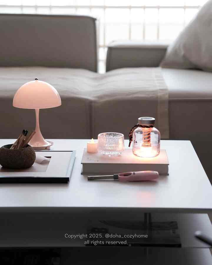 #今日の私たちの家 collecting august moments 📆 週末が過ぎると現実に復帰するのにしばらくかかると思います

もう延期できません！勤勉に震えて見た今日の写真です 📸📷 めちゃくちゃ乱れた私の家でも私が唯一射手する空間であるリビングのおかげで彫刻彫刻コレクションを残すことができました！

ノルディックネストから打ち明けてきたささやかな購買アイテムとまたまた入った綺麗な照明💡そして..抜けない植物ショットとホームカフェまで☕️

あまりない私の写真や映像が好きな天使たちはいつもありがとうございます☺️🙏🏻🤎🤎

🏷️
ソファテーブルの上の左側の照明@louispoulsen パンテラ160
ソファテーブルの上の右側の照明@afterfive_design
ソファテーブル上キャンドルホルダー@iittala_korea
ソファテーブル@flat_pointページソファテーブルホワイト
ホームカフェツール @pesado58.5 @pesado58.5_korea ペサド
ストーンボウル：ムーンズバレーボウル9cmグレーネイチャー
ソファ@cozyadd_officialシルキーレザーモジュールソファ6人
。
。
。
。
。
#自宅カフェ#インテリアスタイル