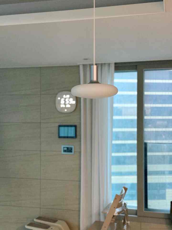 ＃かわいいテムベスト1 ＃コンスープ記録私のお気に入りの私たちの家のテーブルの上のライマスペンダントライト！ 💡
引っ越しながら大きな悩みの末に選んだのですが、本当に後悔のない選択でした。
日中はオブジェのように、夜は穏やかな光で空間を埋めるこの照明がとても良いです。
＃パトロール＃グッド反射#家

