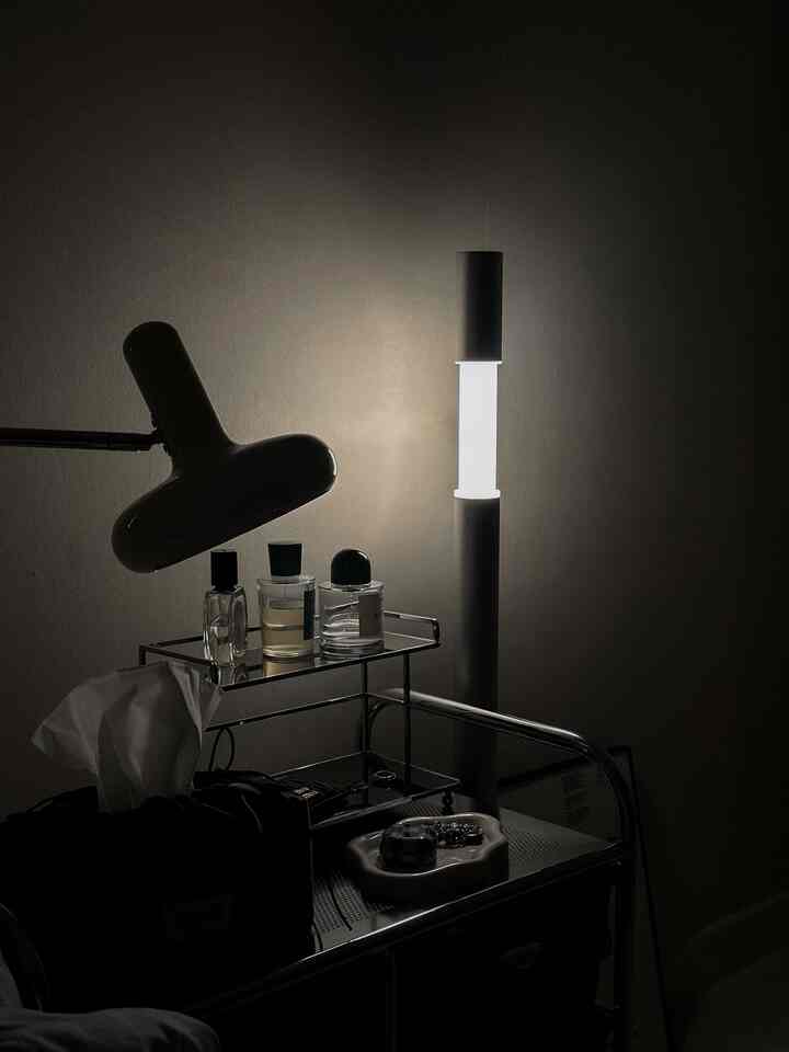 家に新しいムードを加える照明を聞きました！ 
レナエネルギーの**[スライドジャンスタンド照明]**💡

トップボタンタッチで3段階明るさ調節が可能で、スライドで光の大きさ・明るさ・雰囲気まで細かく変えることができ、状況と気分に合ったムードを手軽に演出できます😝

本を読むときは、ほのかに、リビングルームのワンオンはふんわり、 
寝室では暖かく一日を終えることができる照明！ 

特に明るさを1段階にしてスライドを一番下に下げると、睡眠に邪魔されないほのかな光になって、夜中リビングや赤ちゃんが寝る寝室にも入れておいてもいいと思いました！

シンプルながらも感性的なデザインのおかげでどこに置いてもインテリア小物のように自然に溶け込んで、照明をつけていない日中にもお洒落なオブジェで光を放つようです🥰

小さな変化でも空間が変わる瞬間、 
こんなのがまさに家飾りの楽しさではないでしょうか？ 🌙


