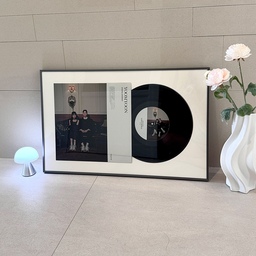 결혼식 스튜디오사진을 LP액자로 담아보았어요.
LP커퍼 + LP + 액자 구성으로 구매한 제품인데, 소중한 결혼사진을 특별하게 간직할수있어서 만족하는 제품이에요 🎶🎵
#LP액자 #턴테이블 #lp플레이어 #LP #lp장 #lp판 #신혼집 #신혼집인테리어 #신혼집꾸미기 #결혼사진 #결혼앨범 #결혼액자 #결혼기념일 #결혼식사진 #결혼식액자 #신혼집액자 #유럽같은우리집  