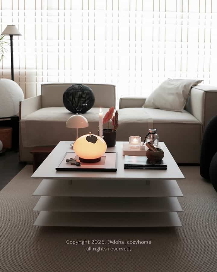 ＃今日の私たちの家living room mood of the day

それでもこんなのテク（テーブル飾り）の醍醐じゃないですか？ 🤗💫

🏷️
リビングルームのソファテーブル@flat_pointフラットポイントページソファテーブル
カボチャライト@lumirlightルミールカボチャポータブルランプ
ベージュライト@louispoulsenルイスポールセンパンテラ160
モジュールソファ@cozyadd_officialコージーアドシルキーレザーモジュール6人コーナー
。
。
。
。
。
＃フラットポイント＃ページソファテーブル＃ソファテーブル＃zenstyle＃kpopdemonhunters＃koreanlivingroom＃livingroomstyling＃zenmood＃orientalaesthetics＃homedecor＃ジェンスタイル＃Kポップデモンハンターズ#韓国リビング#リビングスタイル #禅ムード #東洋美 