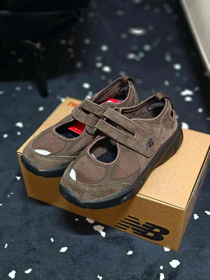 見てすぐに反してしまった
ニューバランスブリーズブラウンカラー🤎
秋にぴったりです😘

＃かわいいテム最高です＃コンスープ記録＃