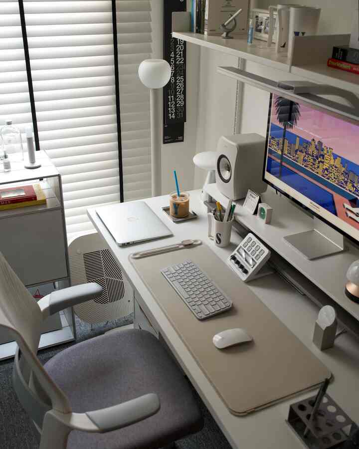 愛情のあるデスクスペース🖥️💙

デスクテリア＃ホワイトインテリア＃KEF＃モニター照明