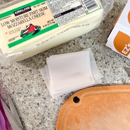 🧀 코스트코 벽돌치즈 소분법 
코스트코에서 요즘 자주 사오는 벽돌치즈
가격도 착하고 성분도 좋은데 이걸 소분해야 한다는 게 부담스러웠어요.
처음에는 요령이 없어 치즈 소분하는 데 시간도 많이 걸리고 너무 힘들었는데
방법을 찾고 나니 큰 벽돌 치즈도 소분하는 데 부담이 없어요. 
먼저 치즈 크기만큼 종이호일을 미리 잘라둬요.
나중에 냉동했을 때 서로 붙지 않도록 치즈 사이에 끼울 거예요. 
#내돈내산  6  #콘수프기록 #치즈소분 #코스트코 #코스트코추천템 #코스트코치즈 #모짜렐라치즈 