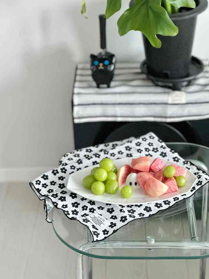 #집에서제일바빠

🍑 Makan buah persik sepuasnya~*

Camilan akhir pekan ini adalah buah persik dan Shine Muscat :)

Berkat penjualan tiket yang sukses,
saya bisa mencoba ttakbok (ikan buntal Korea) yang lezat.

Piring Hantu Menyeramkan Insoil
terlihat lebih imut jika disajikan dengan hidangan penutup.

#ftc14thStory #콘수프기록 #맞팔
#Plating #유리테이블 #쇠테리어테이블
#CowTerrier #디저트접시 #플레이팅 #홈카페
#SofaTable #거실테이블 #미니테이블

#KitchenCross #블랙인테리어