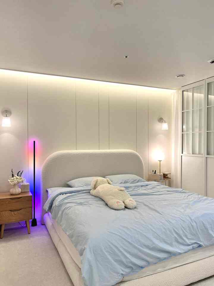 #カラーインテリア

私たちの家は白いインテリアのきれいさを追求しています。 
しかし、たまには生き生きとしたカラーを加えたいと思っているでしょう！
だから私はWiZのグラデーションフロア照明を連れてきましたㅎㅎ

＃WiZ＃フィリップスWiZ＃ウィズ＃フィリップスウィーズ＃スマート照明WiZ＃スマート照明
＃スマートホーム＃インテリア照明＃家の装飾＃ストリップ照明＃リビングライト＃寝室照明＃照明インテリア
＃寝室＃寝室インテリア＃照明＃照明おすすめ＃新婚旅行＃新婚旅行寝室 