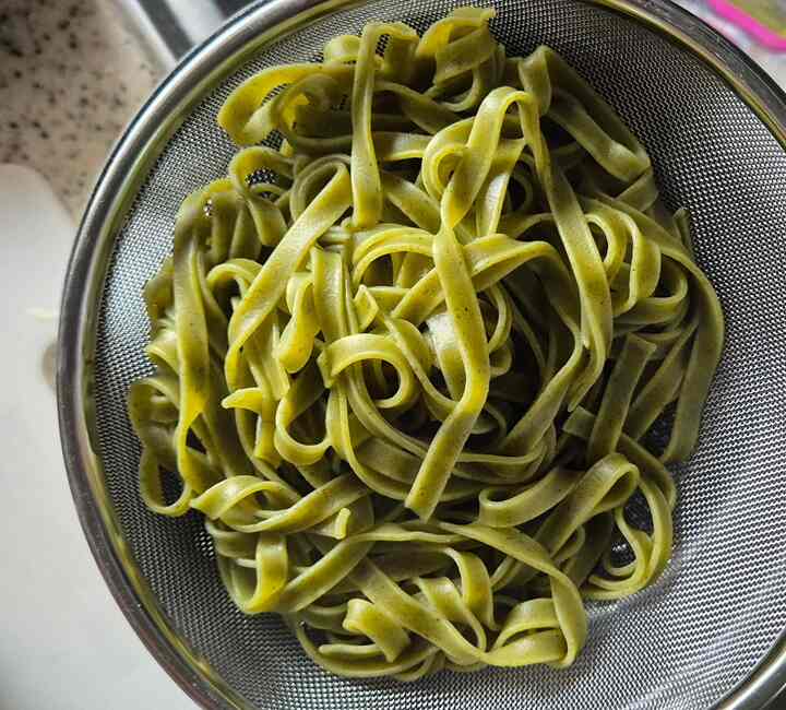 #오홈스토랑
#コンスープ

緑のパスタ麺を見たことがありますか？ほうれん草パスタ麺を初めて使ってみました。 
一般パスタ麺と似ていますが、麺が緑色で、ほうれん草の香りが少し加わっています。
見知らぬ味ではなくて気軽に使えました。