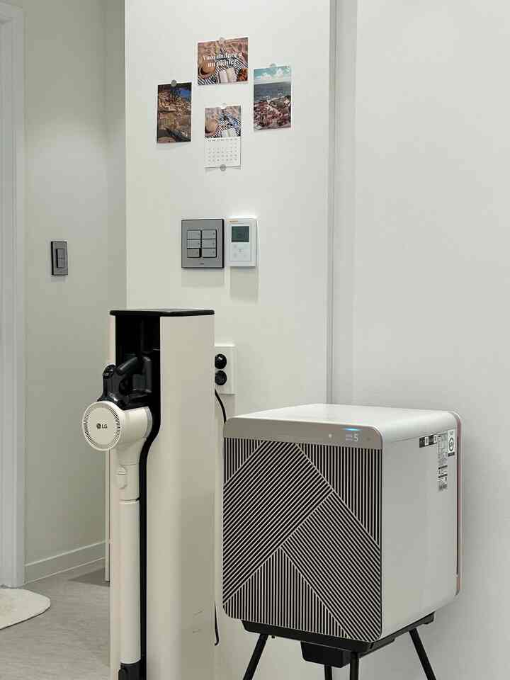 ＃プレミアムオブジェ＃コードゼロオブジェコレクション＃ビスコキューブエア＃チャレンジ

1️⃣最初は名前からオブジェコレクションのLGコードゼロワイヤレス掃除機

掃除機なので、小さな部屋に置いたが、あまりにも頻繁に使って来て行ったりするのは大変でした。

リビングルームに出るのにきれいなデザインのおかげで使いやすく、見た目もきれいな私たちの家のワイヤレスクリーナーです🙌🏻

2️⃣2番目はビスフォークキューブエア空気清浄機

2段なのに1つは洋服部屋、1つはリビングルームに置いてよく使っていますが、スタイリッシュなヘリンボーンデザインだからちょうど置いてもきれいで機能も良くてとても満足して使用中です！

台座も7万ウォンを超える価格だから高価だが、床に置くよりも高級でスッキリしてそれも満足👍🏻


＃リビングオブジェ＃オブジェ家電＃オブジェコレクション＃LGコードゼロ＃ビスフォークキューブ＃サムスン空気清浄機＃空気清浄機おすすめ 