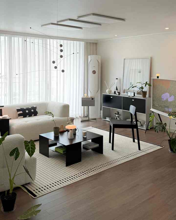 白と黒の色調が調和したモダンなリビング、シンプルで洗練されたインテリア空間