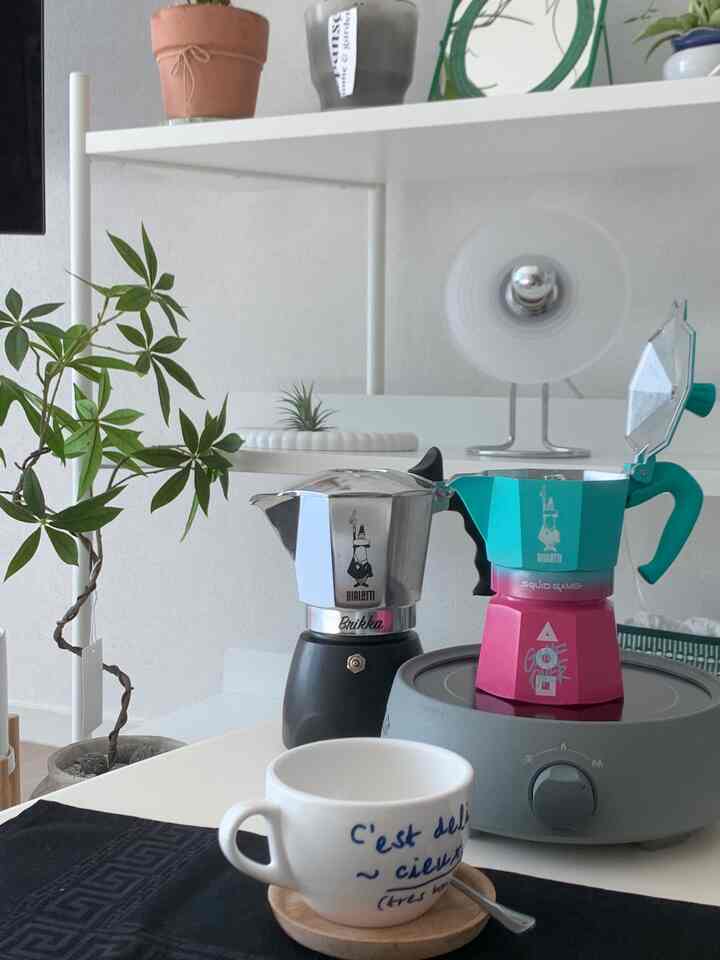 ウールの家で最もきれいなアイテム。ビアレティモカポート

明日は2番目のアイスコーヒーを包み込むためにコーヒーアイスを頑張りました。
ウール赤ちゃんは微粉出てはいけないとリンスした紙フィルターも入れてくれ、豆も混ぜて香りいっぱい追加してくれて美味しくなって美味しくなって注文も覚えて抽出、氷枠に入れて冷凍庫にgo！ go!

する金に私も一杯。私は新しい試み〜〜コンテナに牛乳を入れてチョコレートも一つ入れて抽出〜〜〜されることはしたが、チョコレートがすべて溶けて半分の成功でした。  #예쁜템최고야 ① #비알레띠 #모카포트 #안캅 #에스프레소잔 #에스프레소 #라떼 #아이스아메리카노 #커피맛집 #커피용품 {10#