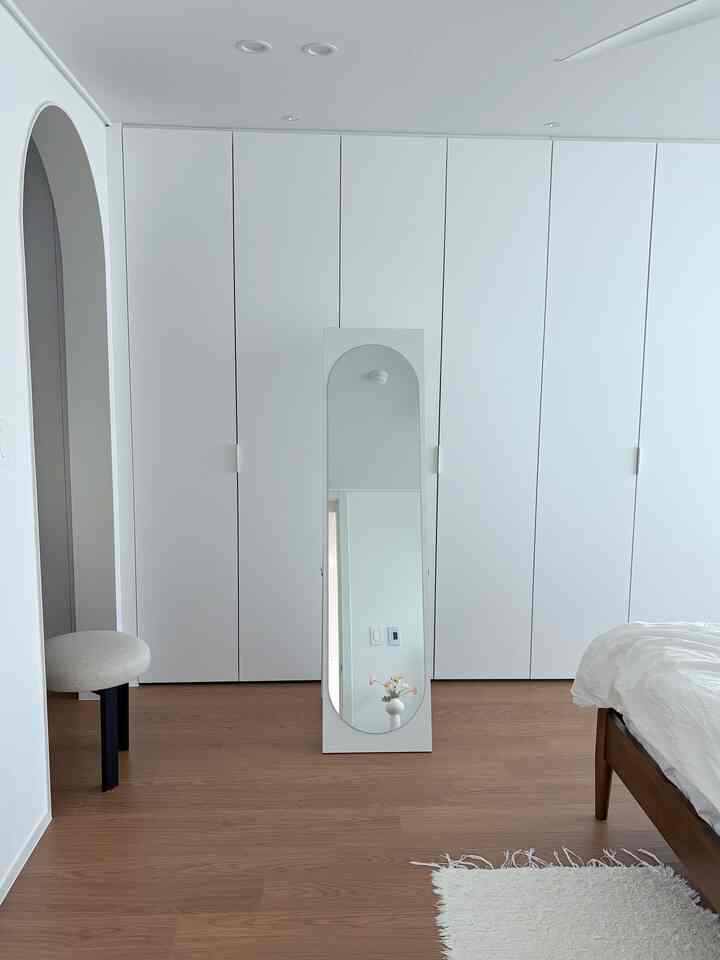 #오감리뷰 プログラムを通じて製品を提供され、直接使用してスタイリングした後期です。

✨ KIBONスタンド全身ミラー400🪞

ホワイトトーンのインテリアに自然に似合うKIBON全身ミラー、、 
単純な鏡ではなく、空間のムードまで一層アップグレードしてくれるアイテムなので、とても満足しています。


