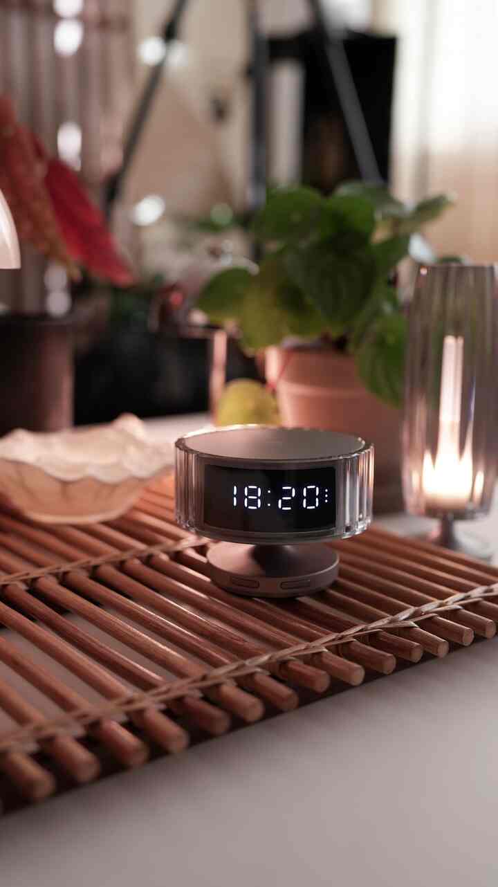 ＃きれいなテム最高のハリランプを作りましょう✨個人的にこんなに正直な電子時計は好みではありませんが、勇敢な服を着るとまた違った感じですよ。

こういう時計を見つけられず、いつも壁や卓上の上は空いていて、携帯時計で延命して生きてきた僕..

ところがそんな私が今回発売されたハリランプに心を奪われてしまいました💡 すでにハリランプシリーズに好み狙撃されたジラハリクロックに心を奪われない理由がなかったです。 🥹個人的にハリシリーズはガラスに似た流麗な曲線が一番ポイントだと思いますが、その間に輝く直感的なディスプレイディテールまで加わるととても魅力的な一つのオブジェになりましたよ✨

普段はディスプレイウィンドウが消えていて、トゥクに触れるとウィンドウがオンになる方式なので、日常生活の中ではオブジェのように、必要なときにトーク！打って時間を確認する目的で使えますよ ⏰🙌

スタイリスティックな製品は本当に罪を集めたいです。

🏷️
時計情報 @stylistic.kr HARI CLOCK
。
。
。
。
。
#ハリランプ #ハリクロック #感性インテリア #ムードランプ #オブジェ時計 #家具 #卓上インテリア #ハリランプ #ハリクロック #インテリア雑貨 #照明インテリア #おしゃれな部屋 #オブジェ時計 #デザイン家電 #harilamp #hariclock #objectclock #homeinterior #designlamp #moodlight #コンスープチャレンジ

