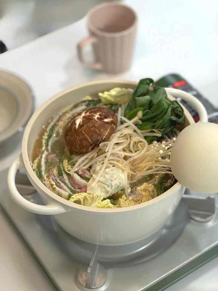 #きれいなテム最高屋2 #コンスープ記録集キッチンで必須アイテムの一つがまさに羊水鍋じゃないです🍲

最近トゥルクック羊水鍋を使ってみましたが、デザインから実用性まで気に入ってご紹介します。単に綺麗なキッチン小物ではなく、毎日料理をより楽で楽しく作ってくれる調理ツールです。

スッキリとお洒落なベージュトーンデザインなのでキッチンインテリアにもよく合い、熱伝導率が良く沸騰速度も速いので調理時間が減りました。耐久性も抜群に押し付けられず、洗浄も簡単で、局やチゲだけでなく様々な料理に活用度が高いと思います。

私は今回ミルプン鍋をハンモクしたが、鍋がきれいなので、食べる気分までもっと良くなりましたよ😋主にインダクションを使うが、家族がみんな一緒に囲んで食べようと久しぶりにバーナーを取り出してダイニングテーブルから直接煮て温かく楽しんだ。

思ったよりも良くて、今回はTrucook製品をもっともっと見てみましょう。

＃お得な＃良い反射＃スクラップ反射＃良いサンテム＃良い買い物＃おすすめのテム＃感性のテンプレート＃収納テム＃人生のテム＃育児日常＃感性の育児＃マンゴーチョンウク＃トゥルクック＃トゥルクックポット＃トゥルクック調理ツール＃ポットポット＃ポット＃ポット



