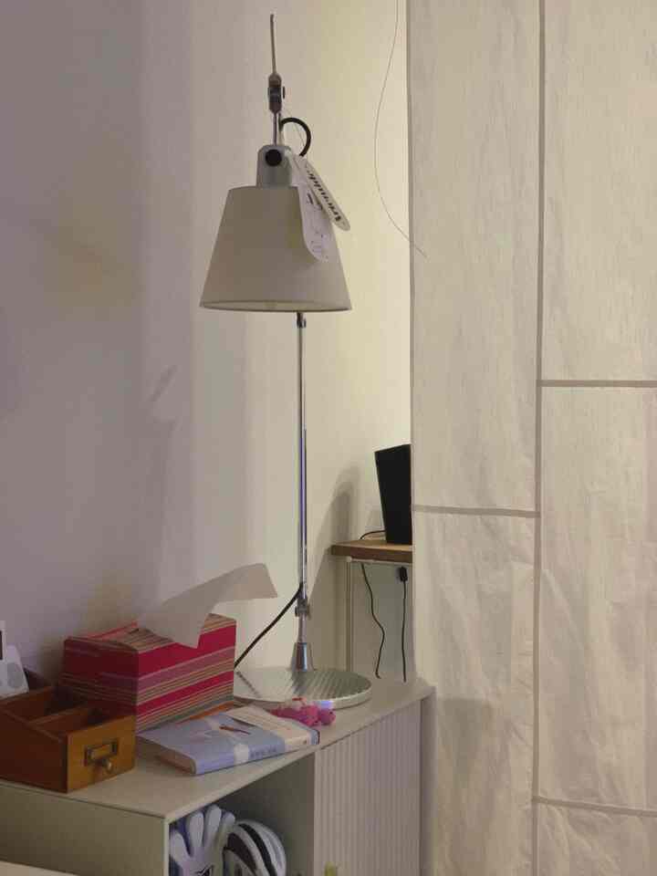 我が家きれいな照明 ˗ˏ🌙 オーハウス活動をしていた頃、一生懸命活動して頂いたポイントに少し見せて購入した私の愛着照明ですよ！どこに置いてもその雰囲気と存在で、小さな部屋でもとても好きでしたが、リビングにいても本当にきれいですね、、(˃᷄˶˶̫˶˂᷅)なんだか最近流行がイサムノグチアカリに向かって行ったようですが、まだ私の目には可愛い友達ですね ˖◛⁺˖

＃コンスープ記録集＃マキシマリズム＃マキシマリスト＃マキシマルインテリア＃ミニマルインテリア＃ミニマリスト 