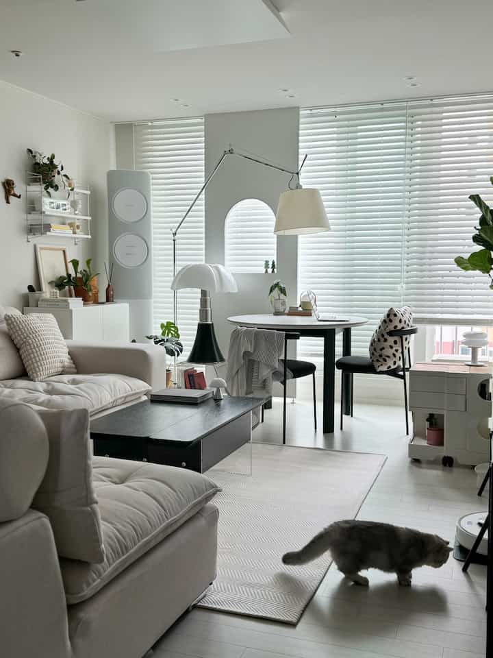 I'm obsessed with black interiors these days, so I placed the Retro House Gallet round ceramic table by the living room window.🖤

It comes in black and white,
and I chose the black!
Did I successfully transform my living room?

The soft curves of the round table
combined with the straight legs
are so pretty!😍

The round tabletop is delicately rounded,
and the finish is exquisite.
The embossed texture is a stunning Cloud White porcelain ceramic,
so it's scratch-resistant and won't budge even when my cats climb on it!🥹

It's a 1000-size table, so it's perfect for four people, which is a nice touch!

The Gallet round ceramic table even passed a radon emission test.
I love it so much, I'm using it a lot these days!

#RetroHouse #레트로하우스갈렛원형테이블 #레트로하우스테이블 #레트로하우스세라믹테이블 #원형테이블 #원형식탁 #세라믹식탁 #세라믹테이블 #거실테이블 #식탁 #인테리어테이블 #거실인테리어 #거실꾸미기 #거실창가 #콘수프기록집 #블랙인테리어 #화이트인테리어 #블랙화이트인테리어