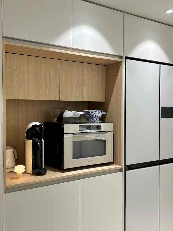 #チェアブランドインタビュー

今回の今日の家ライブ割引で＃レアロー＃新スタンダードティッシュケースをすぐゲットしました🖤
あの事実心だけはレアロー蒸しファンだから新製品出てきたらいつも気になるんですよ。今回もやっぱりがっかりしませんでした👏

ひとまずブラックの遊光だから光を浴びる時、さらっと輝くのがとても豪華で、ただ置くだけでも空間の雰囲気がしっかり変わります。
ずっしりと簡単に押さずに安定感のある場所にしてくれるのも気に入っています。

そして詰め替え型なのでティッシュがしわになったり乱れずにぴったり！きれいに選ばれるのが本当のポイントです。
「ティッシュケースひとつでこんなに満足してもいい？」と思うくらい見るたびに嬉しいですよ😆

普段好きなブランドなのか、私の空間にこんなに座った姿だけ見ても大丈夫な気分になり、これからも長く使えそうです！レアロー私はいつも愛しています🫶