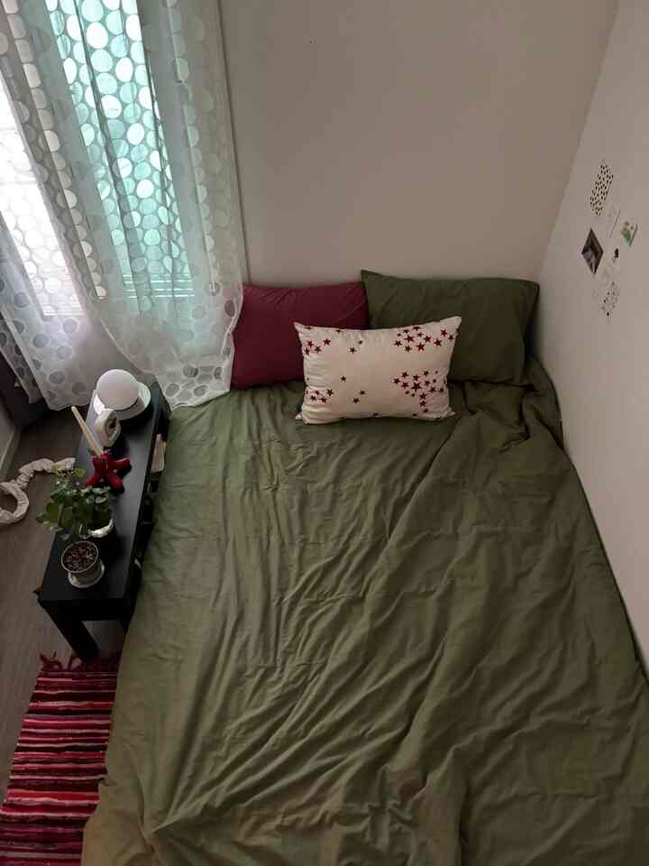 私が最も愛情のある空間である寝室です🛏️
一番多くの時間を過ごすところなのでしょうか？ 
最近寝具に関心が高まっています。 😁 

秋を迎えて寝具をトーンダウンした緑色に変えました。 
みんなが緑色であれば面白くなくてムードあるマゼンタ色の枕カバーとかわいい星型枕カバーでベッドにポイントを加えてみました。

＃FTC17のストーリー ＃私たちの家の紹介 
#寝室 #寝室のインテリア #寝具 #ベディング #bedding


