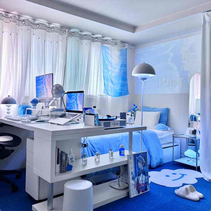 やわらかな青色調のシンプルモダンなスタジオアパートメントの寝室兼ホームオフィスの雰囲気あるインテリア