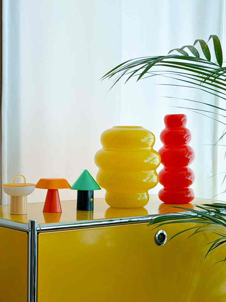 Jangan lewatkan momen sinar matahari yang masuk! ☀️

Seperti biasa, saat cahaya masuk, kamu harus ambil kamera! 📸

Di unit penyimpanan Market B berwarna kuning cerah ini,
semua benda tersusun rapi!

Satu set lampu Lumena 3-piece dan vas IKEA 💛🧡💚

Dan pohon pinang kesayanganku 🌿
Tumbuhnya subur dan daunnya lebih banyak 🫢

Menyembuhkan diri dari warna-warnanya yang berbeda!
Rumahku jadi zona penyembuhan 😌🫧

#RumahHariIni #콘수프기록 #컬러인테리어 #마켓비수납장 #마켓비

#InteriorTanaman #아레카야자 #인테리어 #우리집기록