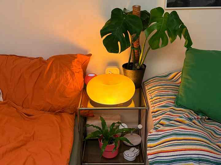 ＃今日の私たちの家＃コンスープ記録集
5-6坪ワンルームも特別になる我が家 ✨

家を飾るときに「フォトゾーン」を作るのは、空間を特別に感じさせてくれる良い方法です。今日は韓国でもいよいよ購入できるIKEA Varmblixt照明を活用した私だけのフォトゾーン飾りを紹介しようと思います。

1.小さいスペースほど色キーワードを決める🎨

私の家は5-6平方ワンルームで家具をたくさん置くのは難しいですが、代わりにカラーマッチで雰囲気を活かしました。

 •オレンジ色の照明は寝具の色と自然につながり、暖かいムードを作り、
 •グリーントーンのクッションと植木鉢は、小さなスペースにも新鮮で活気のあるポイントを与えます。

小さな家ほど、こんなに二つの色感だけ確かに決めてくれるのがはるかにきれいで活気あるようです。

2.照明は「光」以上の役割💡

ワンルームは部屋の構造がシンプルなので、照明によって雰囲気が大きく変わります。
 • Varmblixt照明はオレンジ色のガラスのおかげで火をつけなくてもオブジェとして機能し、
 • 夜は穏やかな光が広がり、ワンルーム全体をふんわりと包み込みます。


3. 小物でつなぎ感をプラス🪴

狭い空間では小物が多すぎると苦しいようです。代わりに、トーンを合わせるとはるかに整理された感じを与えることができますよ。

 •オレンジ色のHomePod miniを一緒に置くと、照明とトーンオントーンのマッチになり、より自然になります。
 •植物や生地の小道具を適切に配置することで、スペースが苦しくなくバランスを保つことができます。
このようにしても、空間全体が意図されているように自然につながっているようです。


4.小さな家も「フォトゾーン」を持つことができる 📸

5坪ワンルームだからフォトゾーンを作れない理由はありません。
 •ベッドサイドサイドテーブル、
 •1つの照明、
 • 似合うファブリックと小道具の数個だけで十分です。

それ自体で家で最も居心地の良い特別なコーナーになり、写真撮りやすい「家の名所」になったんですよ。


👉小さなワンルームインテリアチップの整理
 •カラーキーワードを決めなさい（私はオレンジ＆グリーンで！）
 •照明は単なる実用性だけでなく、雰囲気を決定する重要な蜂蜜
 •小物は色と質感を合わせて接続感を与える
 •小さな空間でも「フォトゾーン」のように意図的な配置をしなさい

狭い空間であってもこのようにポイントを与えれば、むしろより居心地の良い感覚的な家になります。 🍊🌿


＃5平原ルーム＃6平原ルーム＃ワンルームインテリア＃ワンルームインテリア＃5平原ルーム飾り＃6平原ルーム飾り＃varmblixt＃バルムブリックスト＃IKEA＃IKEA照明＃照明インテリア＃照明おすすめ＃照明レストラン＃ワンルーム照明＃ワンルームムードなど＃インテリア小物＃ #ワンルームショパ #ワンルームショパバッチ