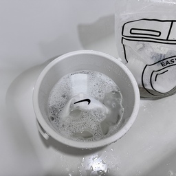 매일 쓰는 모자지만 한 번 세탁하려면 어찌나 번거로운지... 
여름 내내 쓰고 누렇게 방치된 모자를 드디어 빨았어요 ~
좀더 편하게 세탁해보려고 모자세탁망까지 구매했는데 
세탁기에 넣고 헹굼 탈수도 할 수 있고 
건조기에도 넣을 수 있어서 편하더라고요. 
이제 좀더 자주 모자 빨래할 수 있을것 같아요 :) 
땀 얼룩으로 누렇게 황변된 모자는 
과탄산소다 넣고 물에 불려준 다음 쉽게 더러워지는 
모자 안쪽 밴드 부분은 샴푸나 폼클렌징을 
칫솔에 묻혀 솔질해주면 쉽게 얼룩을 지울 수 있어요. 
해보면 크게 어렵지 않은데... 
모자 빠는건 왜 늘 귀찮쥬? 흐힛. 
#살림살이 #살림템 #모자세탁 #모자빨기 #모자세탁망 #모자틀 #과탄산소다사용법 #콘수프기록집 #모자세탁기돌리기 #모자건조기사용 #맞팔 #맞팔환영 