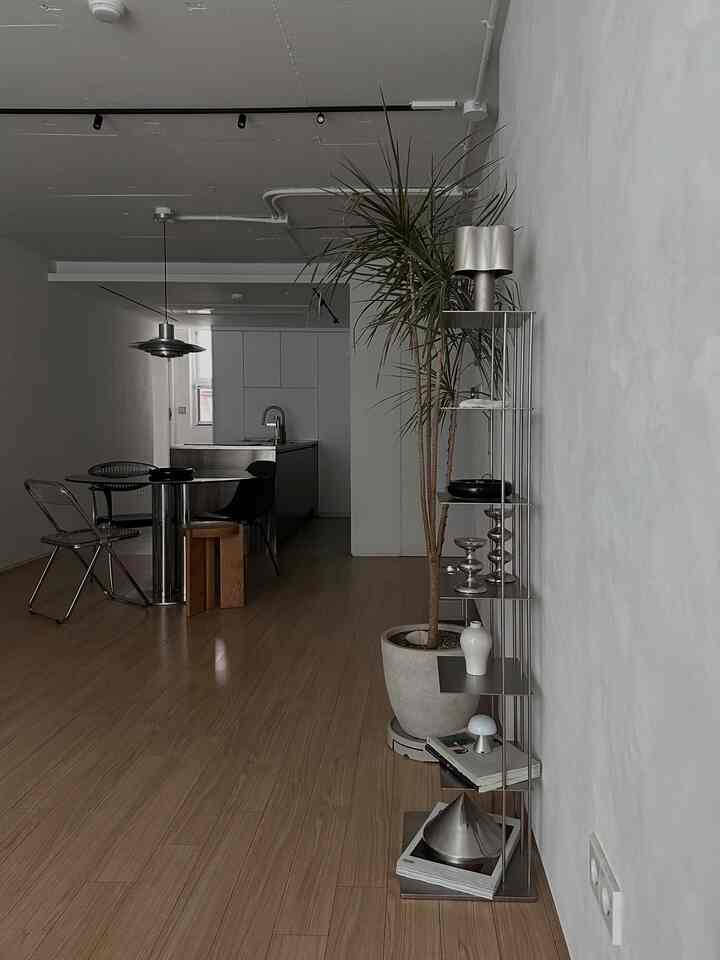 ナチュラルな木目調とシルバーが調和したモダンでシンプルなダイニングルームとキッチンの空間