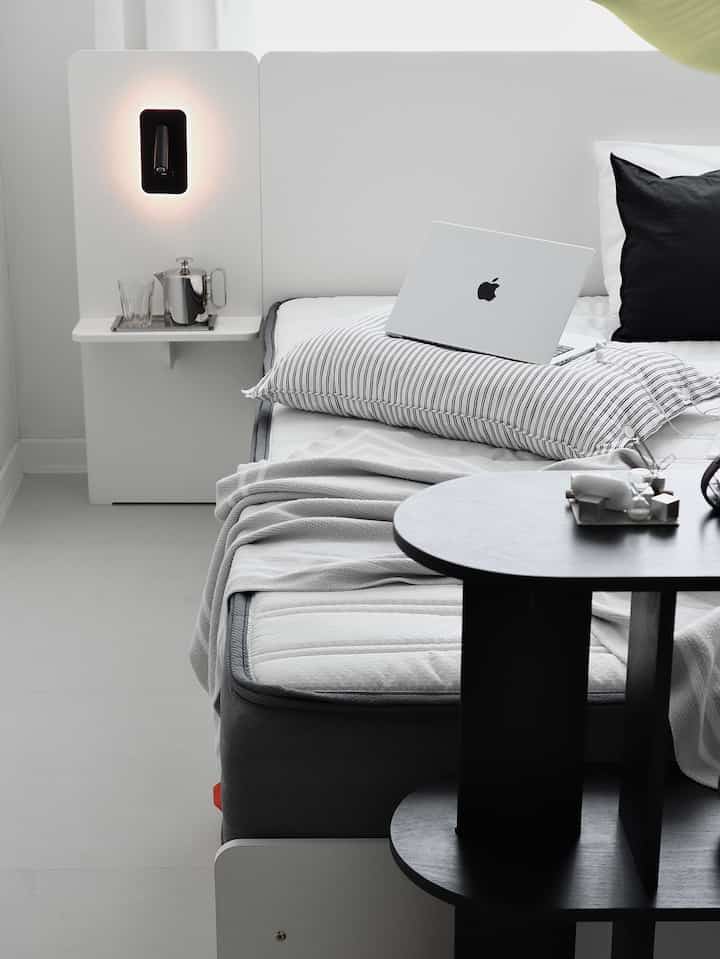 #오감리뷰 This is a review after receiving the product through the program, using it, and styling it myself.

Co-sleeping with Coco every day on the Cuckoo Restino mattress ⋅⋅ 🐈‍⬛♡

As expected, Kitty knows what's good first.

Coco, who often fell asleep alone on the sofa,

now sleeps with me every day after I changed my mattress. 🛌ˊ˗

Mattresses are supposed to be replaced every 7-10 years. ᐟ

It wasn't time to replace it yet,

but I started waking up with back pain more often, so I did.

How does it feel when you lie down? 🤔
The inside provides firm support,
so your body doesn't sag or sink,

and the top few centimeters are very soft,
so your body relaxes right away. ⅏

And now, two weeks after changing it, ⋅⋅
I'm free from back pain,
and my back discomfort has improved,
so I wake up less often,
and my sleep score has improved. There's something wrong with it ̀  ⁽ᵕ̈ ⁾ ́

Because it's a roll-pack mattress,

I didn't have to coordinate a delivery time with the delivery person,

and even though it was heavy, it had a box strap and handle,
so I was able to carry it home by myself. 📦

I love this mattress,

and I wanted to keep it clean for a long time, so
I ordered a 6-sided waterproof cover. 🛒

It's 27cm high,

so I was debating between the 25cm and 30cm,

and I chose the 25cm, which fit perfectly. 📐

It has a durable jacquard cross-section,
and the top cover can be removed with a zipper for washing,
making it especially great for homes with pets and children. 🐶
⠀ 
⠀ 
#Today'sHouse #오늘의집크리에이터⠀ 
#Restino #롤팩매트리스

#RestinoMattress #매트리스

#Single-Person Mattress #워셔블매트리스
#Mattress Recommendation #쿠쿠레스티노

#SmallRoomDecoration #침실꾸미기
#3PyeongRoomDecoration #3평방인테리어