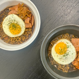 #가을방학일기 #챌린지 3 
남편이 주말 아침 끓여준 짜파게티🖤
#오덴세  #오덴세누프레임 #신혼그릇 #신혼그릇세트 #헤즈로 #블랙테이블 #아크테이블 #블랙우드테이블 #짜파게티 