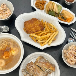#오늘의우리집 #콘수프기록집 10-1
오늘의 컨셉은 일식당!
남편한테 맞춰보랬더니 못 맞추더라고요ㅋㅋㅋㅋ🤣
갈치구이에 돈까스, 이치란라멘까지 일식에 가깝지 않나 생각해봅니다ㅋㅋ🫶🏻
 #오덴세 #오덴세누프레임 #오덴세노드 #신혼그릇세트 #신혼그릇추천 #라귀올장듀보 #커트러리세트 #커트러리추천  #헤즈로 #블랙테이블 #아크테이블 #블랙우드테이블 #집밥 #신혼부부밥상 #신혼부부저녁   #갈치구이 #돈까스 #이치란라멘 
