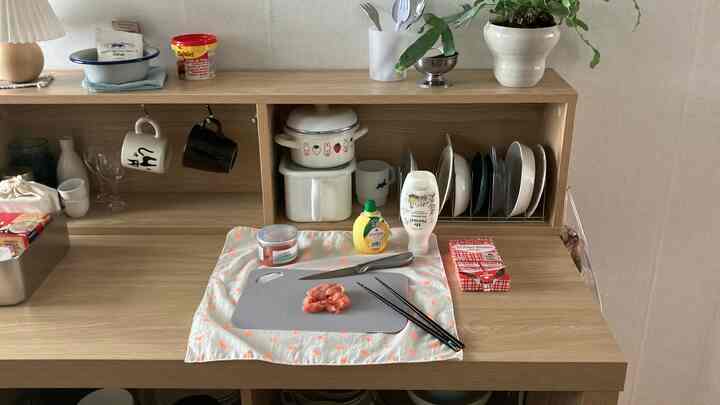 ナチュラルな木目調のキッチン、食器収納と調理器具が配置された雰囲気のある空間