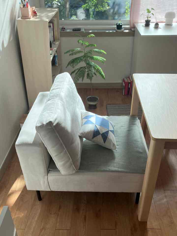 ナチュラルカラーが際立つリビングとキッチン空間、ホワイトソファと木製ダイニングテーブルが調和した雰囲気のあるインテリア