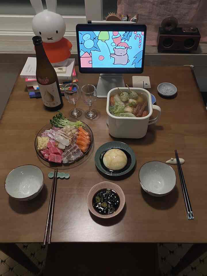 暖かいブラウン色調のダイニングルーム、二人用のテーブルに新鮮な海鮮とスープが用意された雰囲気ある空間