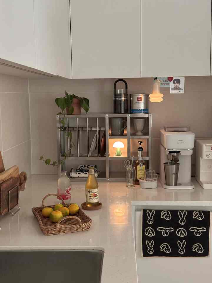 #오감리뷰 This is a review after receiving the product through the program, using it, and styling it myself. 

➰ Agreedably _304 Stainless Steel Modern Kitchen Duo Rack
I had my eye on the kitchen rack for a long time, but I was the only one who didn't have it, so I kept shouting for a kitchen rack
and finally it moved into my kitchen! >.<🤍 
The addition of stainless steel to the cozy kitchen space decorated with white wood
upped the level of sophistication in the cozy kitchen atmosphere!


