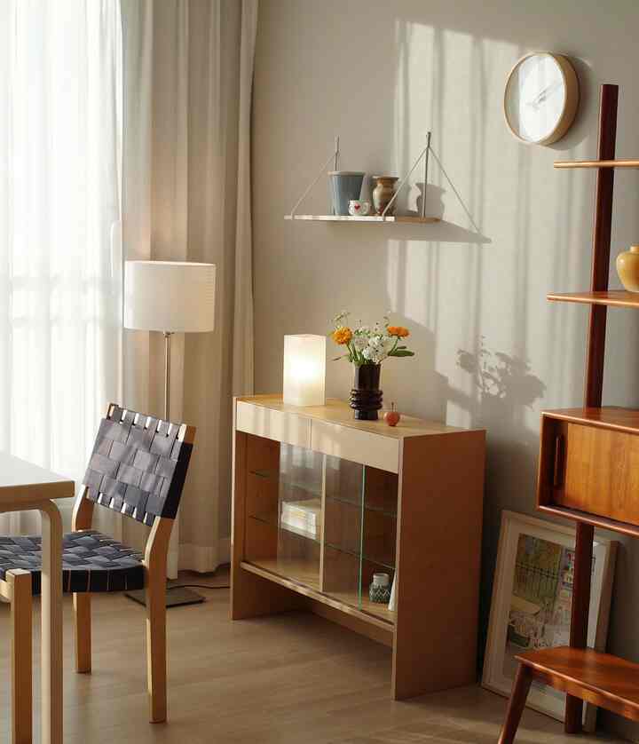 ベージュと木目調の調和が取れたダイニング、編み込みのダイニングチェアとサイドテーブルが配置された雰囲気のある空間